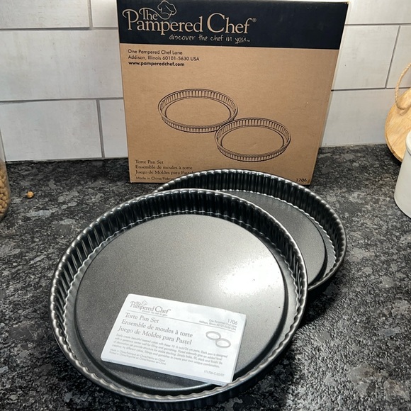 PAMPERED CHEF Torte pan set. New n box. Fluted sides. Make layered cakes. Tart - Picture 1 of 6